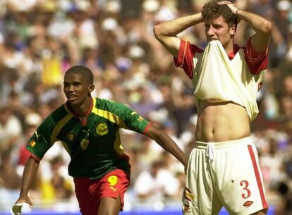 Eto'o celebra ante Capdevila el triunfo en la final de los Juegos de Sidney.