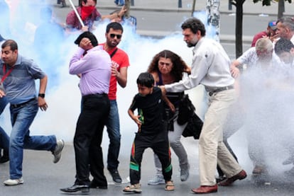 La policía dispersa con gases lacrimógenos una manifestación prokurda ayer en Estambul.