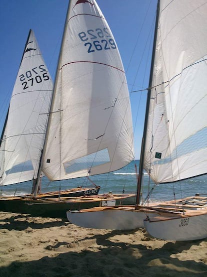 Patines de vela en la playa de Sant Salvador.