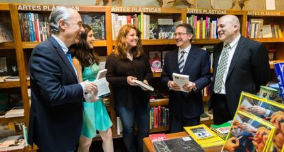 Alba Quintos y Clara Cortés (centro) junto a Luis Alberto de Cuenca; el director general de la Fundación la Caixa, Jaume Giró; y el director de Plataforma Editorial, Jordi Nadal.