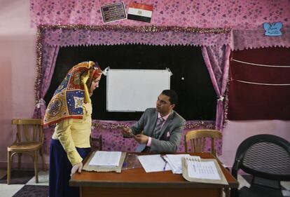 Una mujer egipcia antes de votar en un colegio electoral en el barrio de Ain Shams de El Cairo. 26 de mayo de 2014.