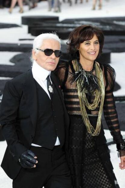 Karl Lagerfeld con Inès de la Fressange en 2011.