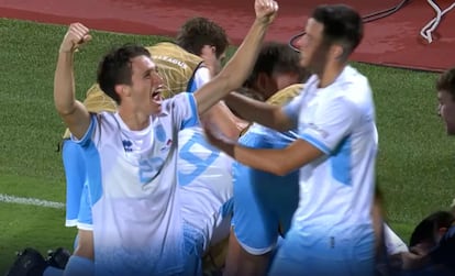 Los jugadores de San Marino celebran su primer triunfo oficial tras derrotar a Liechtenstein.