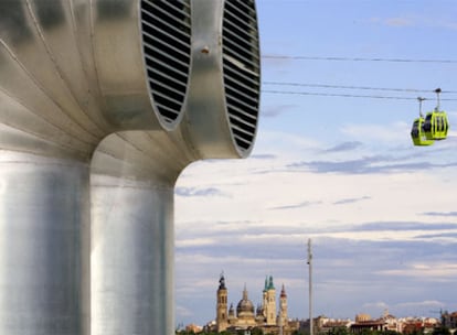 Desde un telecabinas se puede ver el perfil de Zaragoza y el recinto de la Expo. Parte cerca de la puerta del pabellón Puente y lleva hasta la puerta de la Torre del Agua.