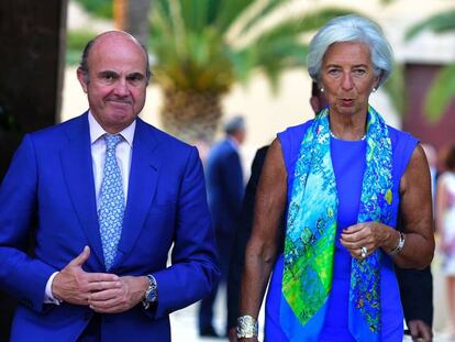 Christine Lagarde y Luis de Guindos, ayer tras su llegada a Valencia.