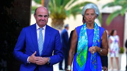 Christine Lagarde y Luis de Guindos, ayer tras su llegada a Valencia.