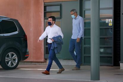 El vicepresidente del Govern, Pere Aragonès (a la izquierda), saliendo de la prisión de Lledoners tras visitar Oriol Junqueras, este viernes.