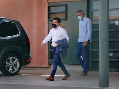 El vicepresidente del Govern, Pere Aragonès (a la izquierda), saliendo de la prisión de Lledoners tras visitar Oriol Junqueras, este viernes.