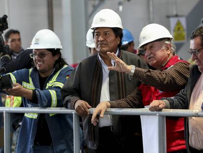 El presidente de Bolivia, Evo Morales, junto al viceministro de Energ&iacute;as, Alberto Echaz&uacute; el pasado 9 de enero.