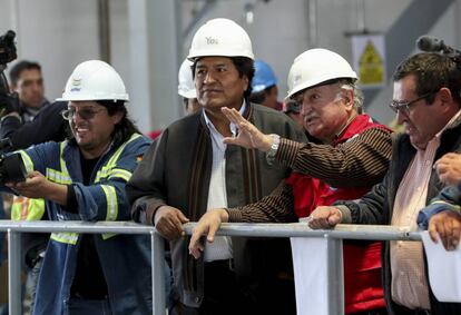 El presidente de Bolivia, Evo Morales, junto al viceministro de Energ&iacute;as, Alberto Echaz&uacute; el pasado 9 de enero.