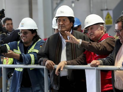 El presidente de Bolivia, Evo Morales, junto al viceministro de Energ&iacute;as, Alberto Echaz&uacute; el pasado 9 de enero.