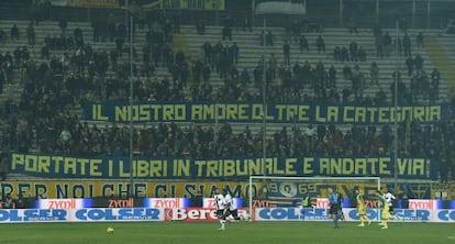 Pancarta de protesta de los aficionados del Parma