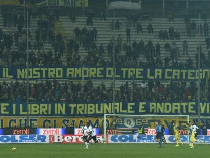 Pancarta de protesta de los aficionados del Parma