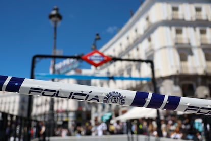 La estación de Metro de la Puerta del Sol este lunes en Madrid, cerrada durante el apagón masivo del sistema eléctrico en España.