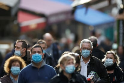 Gente caminando con mascarillas por la calle Mouffetard, en París, este 30 de diciembre.