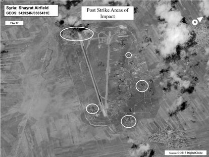 La imagen, facilitada por la Oficina de la Secretaría de Defensa (OSD), muestra una evaluación de los daños tras el bombardeo estadounidenses en el campo de aviación de Shayrat, en Siria.