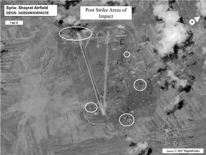 La imagen, facilitada por la Oficina de la Secretar&iacute;a de Defensa (OSD), muestra una evaluaci&oacute;n de los da&ntilde;os tras el bombardeo estadounidenses en el campo de aviaci&oacute;n de Shayrat, en Siria.