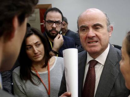 El ministro de economia, Luis de Guindos, habla con periodistas al acabar el Consejo de Ministros