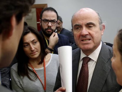 El ministro de economia, Luis de Guindos, habla con periodistas al acabar el Consejo de Ministros