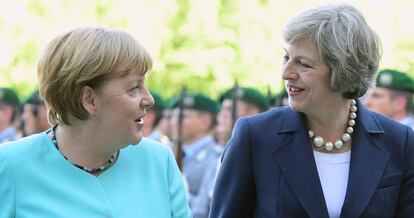 La canciller alemana Angela Merkel y la primera ministra brit&aacute;nica Theresa May en Berlin.