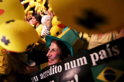 Em Brasília, a comemoração dos que torcem pela saída de Dilma do Governo. 