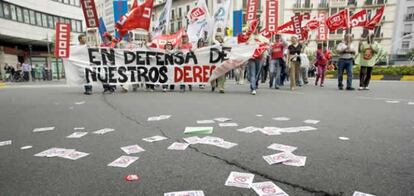 Un grupo de funcionarios protesta frente a la sede de la Delegación del Gobierno en Navarra, en Pamplona