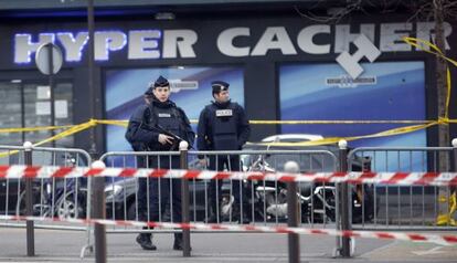 Agentes de policía en París.
