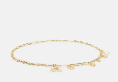 Este diseño bañado en oro captura el imaginario romántico y sofisticado de CH Carolina Herrera a través de una cadena ligera adornada con seis colgantes cargados de simbolismo: flores, corazones y las icónicas iniciales de la maison. Comprar (195 €)
