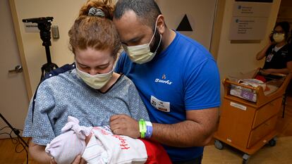 Una pareja sostiene a su primer hijo en un hospital de Long Beach.