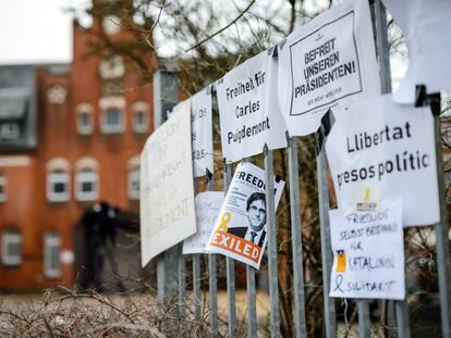 Cartells de suport a Puigdemont a les portes de la presó de Neumünster.