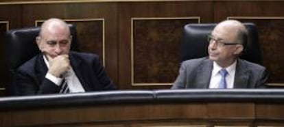 El ministro del Interior, Jorge Fernndez Daz (i), junto al ministro de Hacienda y Administraciones Pblicas, Cristbal Montoro (d), durante la sesin de control al Ejecutivo del pleno del Congreso.