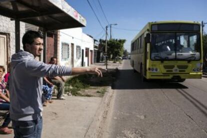 Yamil Cáceres espera el autobús en Lomas de Zamora, en la periferia suroeste de Buenos Aires.