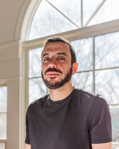 El escritor Kaveh Akbar, en el salón de su casa en Iowa City.