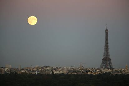 Una superlluna s'eleva al cel amb la Torre Eiffel de París, França.