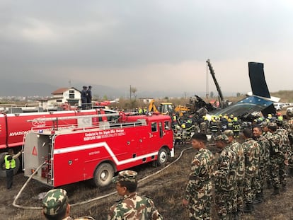 Tras el siniestro, el aeroplano se ha incendiado, por lo que los bomberos han tenido que apagar el fuego antes de rescatar a los viajeros.