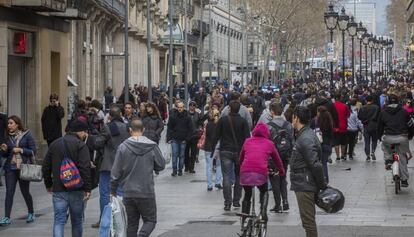 El Portal de l&#039;&Agrave;ngel de Barcelona, en un festivo con tiendas abiertas. 