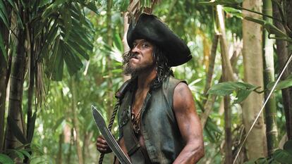 El surfista y actor Tamayo Perry, en una escena de la película 'Piratas del Caribe: En mareas misteriosas', de 2011.