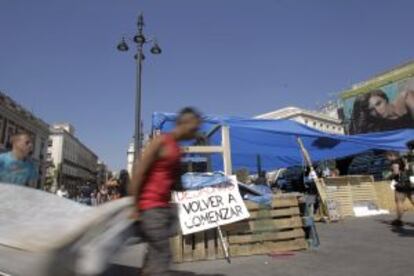 Los últimos acampados en la Puerta del Sol recogen sus tiendas, sacos, colchones y enseres para marcharse a la localidad de Rivas-Vaciamadrid, y comenzar así su