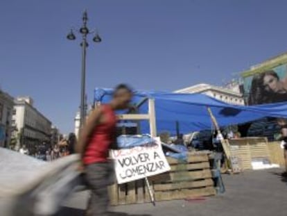 Los últimos acampados en la Puerta del Sol recogen sus tiendas, sacos, colchones y enseres para marcharse a la localidad de Rivas-Vaciamadrid, y comenzar así su