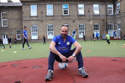 Tomás Ruíz, en el patio del Instituto Español Vicente Cañada Blanch, en Londres