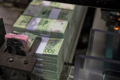 suspenden impresion de billetes en argentina