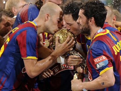 Iker Romero y Albert Rocas besan el trofeo, en presencia de Juanín, durante la celebración del título.