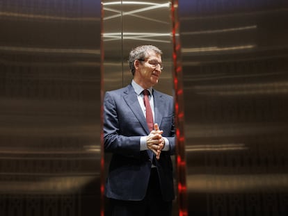 El presidente del PP, Alberto Núñez Feijóo, a su llegada a un acto en un hotel de Madrid, este martes.