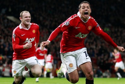 Chicharito celebra su gol perseguido por Rooney. El inglés fue el autor del gol de la victoria (0-1) de la ida en Stamford Bridge.