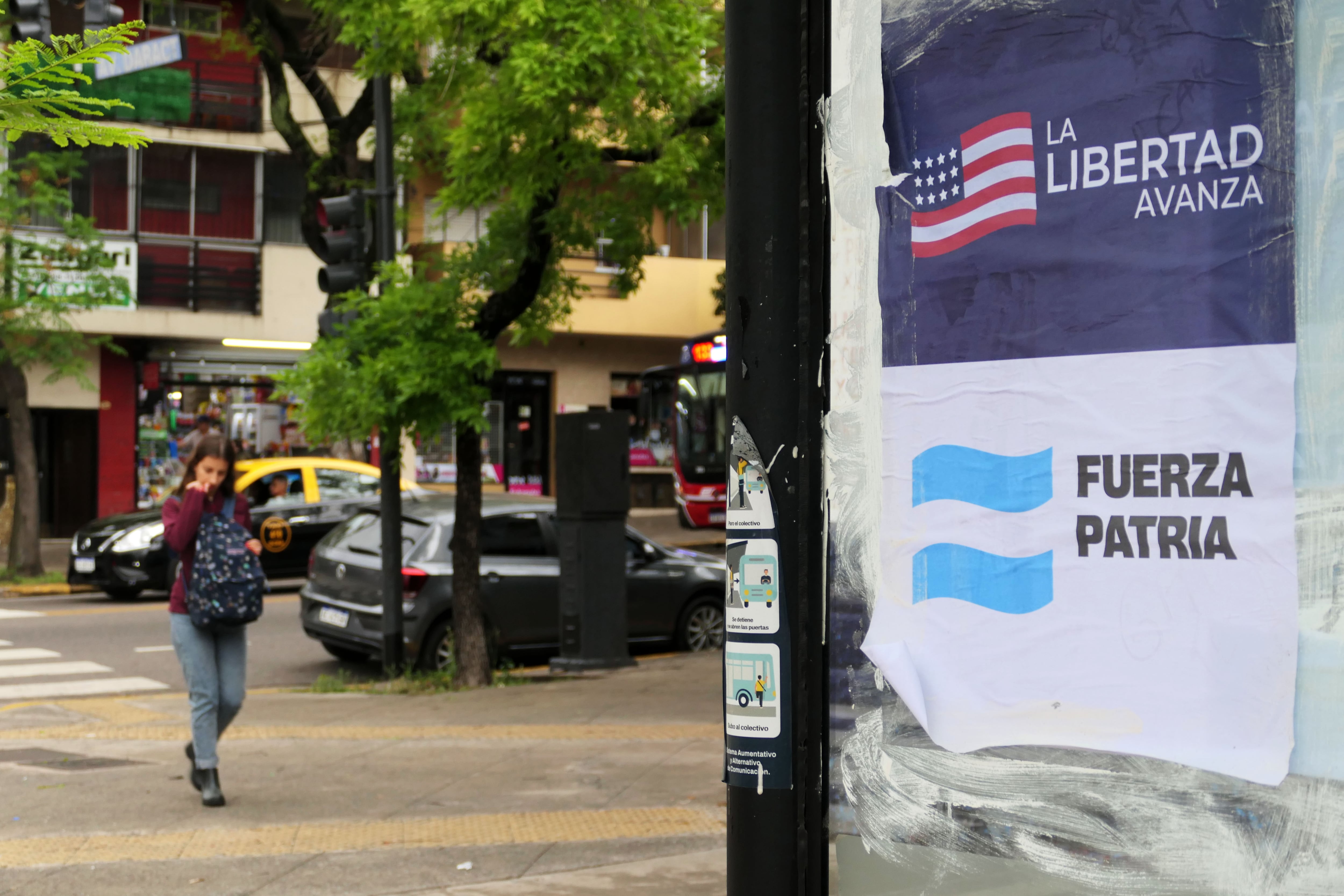 Un afiche apócrifo de La Libertad Avanza, el partido de Milei, lleva la bandera de Estados Unidos. Debajo, el de la alianza peronista Fuerza Patria. 