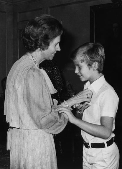 La reina Fabiola de Bélgica saluda al entonces príncipe Felipe en el Palacio de la Zarzuela.
