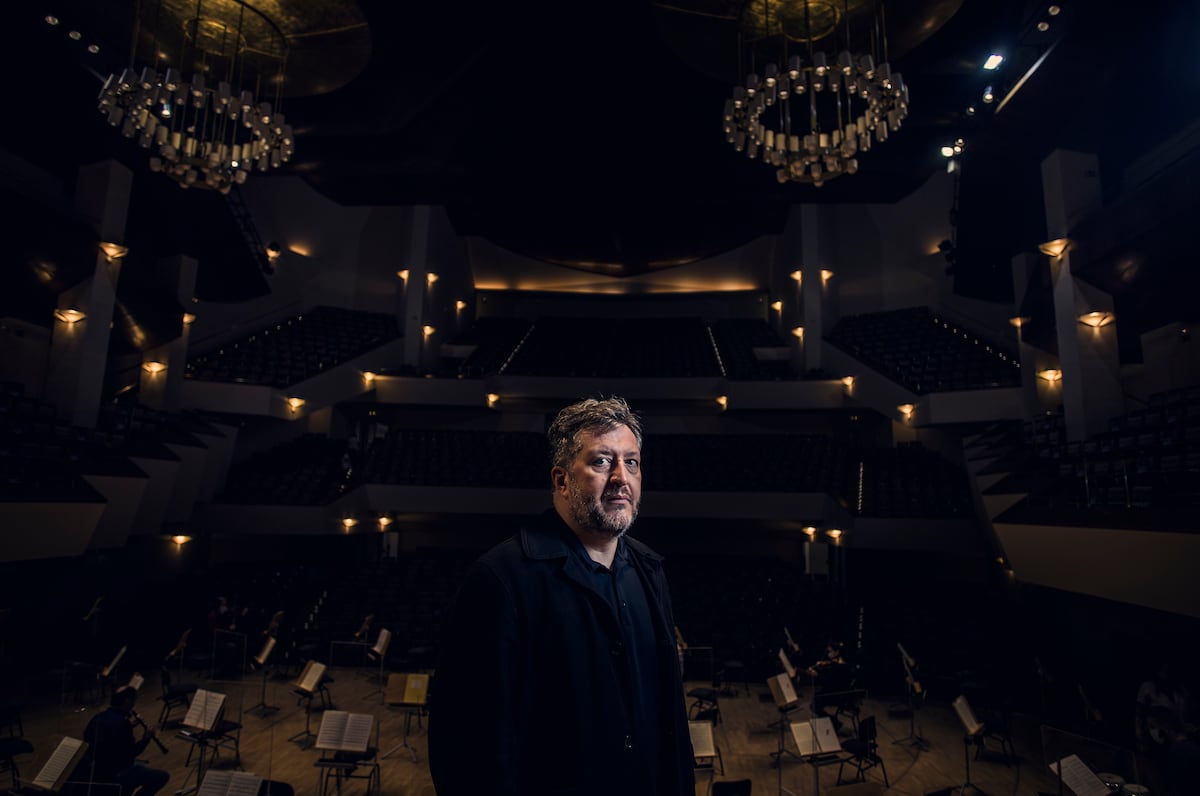 Thomas Adès dirige a Ravel: “Se atrevió a poner su exquisitez técnica al servicio de una emotividad casi infantil”