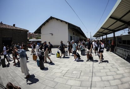 La capital navarra comienza a recibir a miles de visitantes, que acuden a Pamplona para disfrutar de los Sanfermines que comenzaran este miércoles con el lanzamiento del tradicional chupinazo desde el balcón del Ayuntamiento.