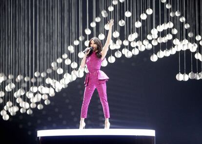 Conchita Wurst, guanyadora l'any passat d'Eurovisió, a l'actuació inicial de la gala.