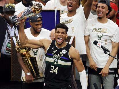 Antetokounmpo con el trofeo al mejor jugador de la final entre los Bucks y los Suns